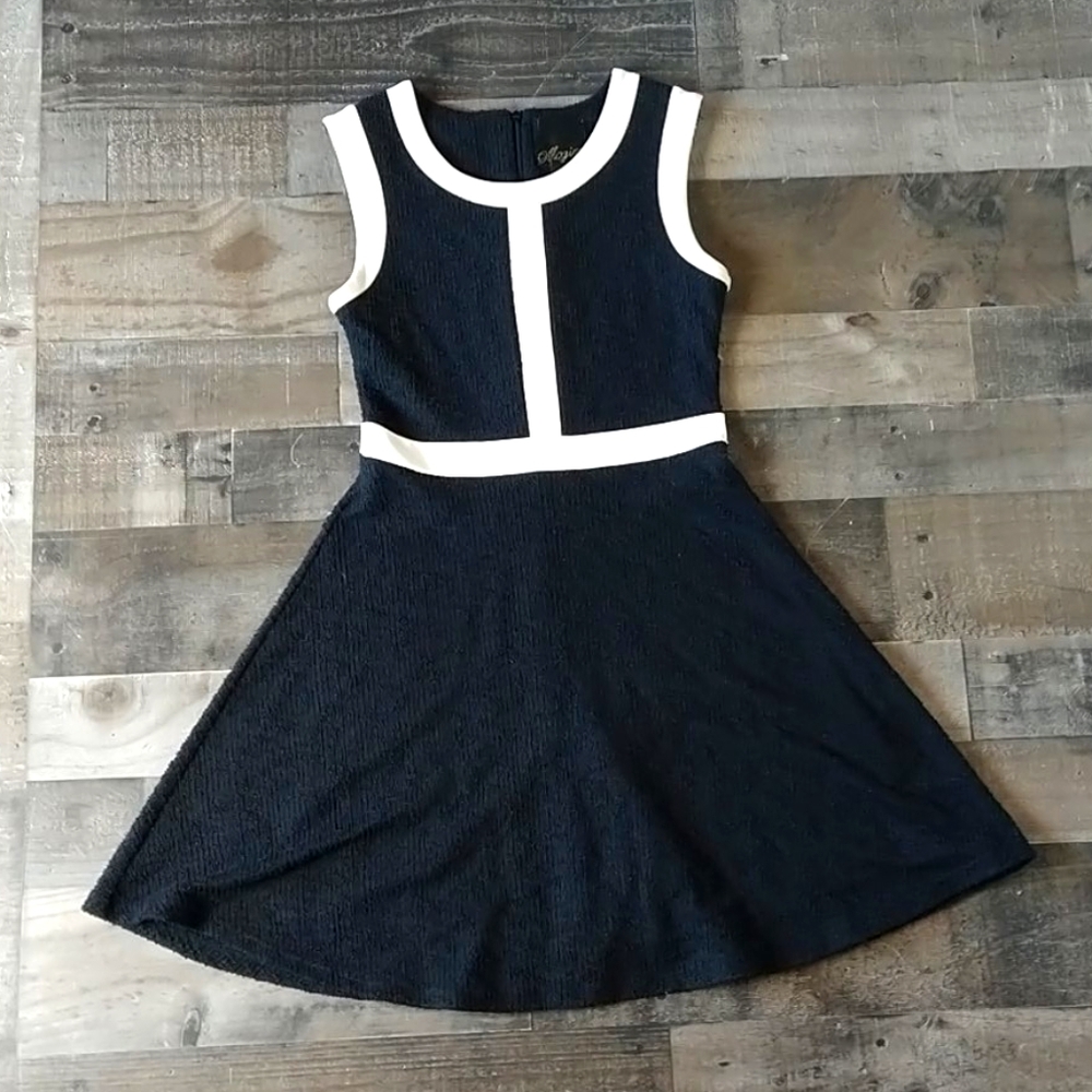 Mcginn Black & White Sleeveless Dress